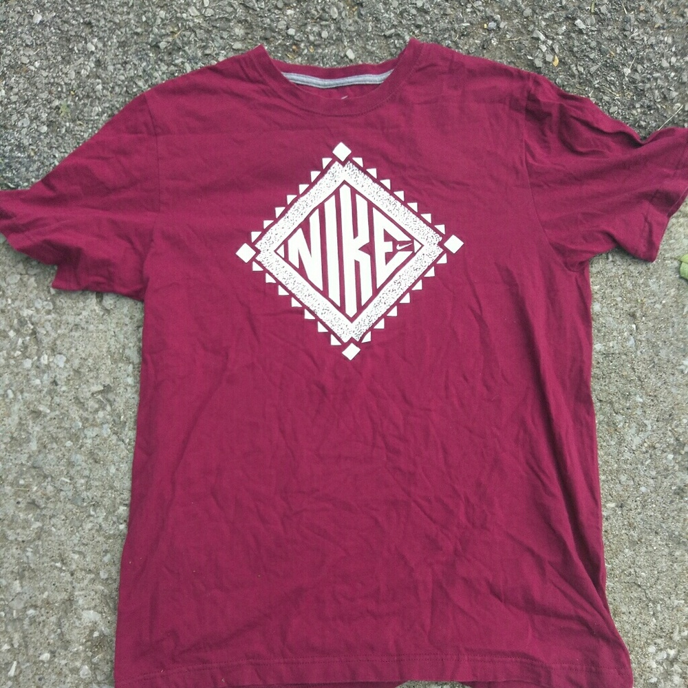 NIKE GRAPHIC TEE SHIRT
